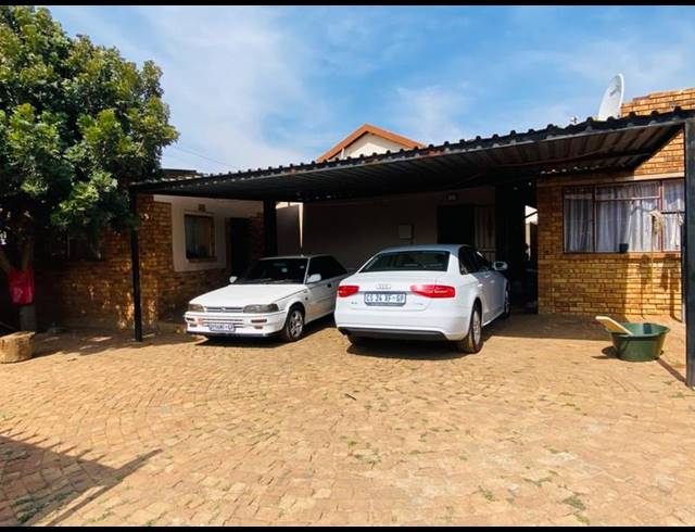 6 BEDROOM HOUSE FOR SALE IN PROTEA GLEN